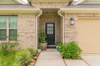 22035 Juniper Crossing Dr, Unit . in Roman Forest, TX - Foto de edificio - Building Photo