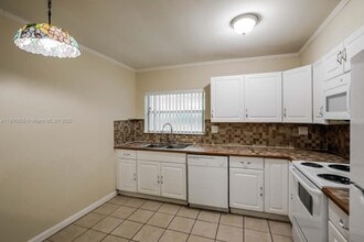 7944 Meridian St in Miramar, FL - Building Photo - Building Photo