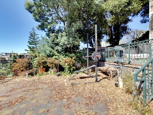 property at 1121 Green St