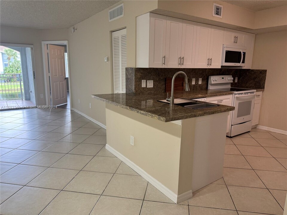 9615 NW 1st Ct, Unit 10-204 in Pembroke Pines, FL - Foto de edificio