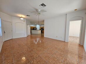 6915 Surrey Oak Dr in Apollo Beach, FL - Building Photo - Building Photo