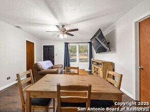 1407 6th St in Floresville, TX - Building Photo - Building Photo