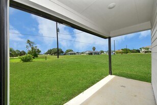 688 Swallow Dr in Palacios, TX - Building Photo