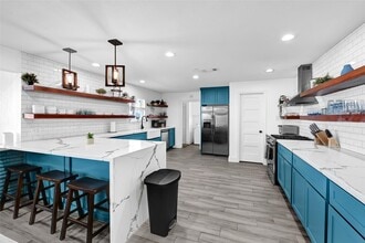8010 Ocean Dr in Beach City, TX - Building Photo - Building Photo