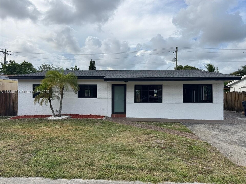 7161 Pershing St in Hollywood, FL - Foto de edificio