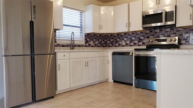 415 Greenwich Ct in Poinciana, FL - Building Photo - Building Photo
