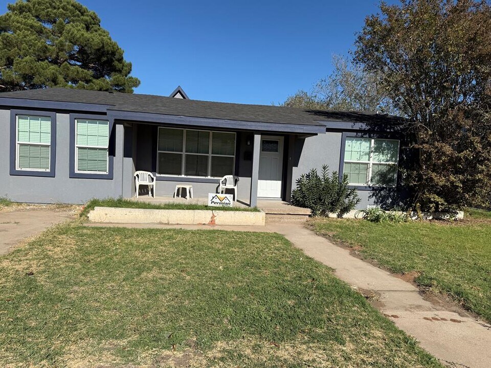 2711 E 31st St in Odessa, TX - Building Photo