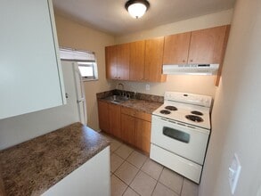 230 NE 41st St, Unit Cottage in Oakland Park, FL - Building Photo - Building Photo