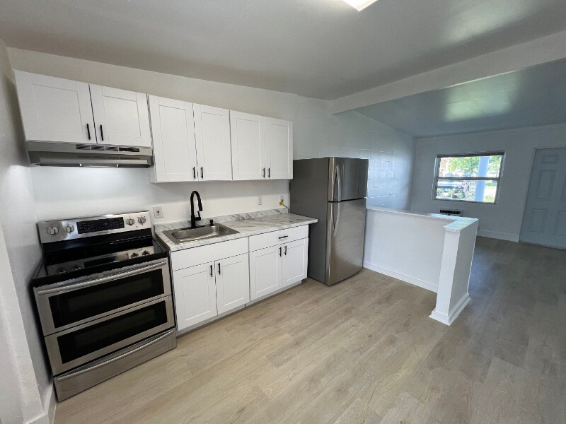 320 NE 13th Ave in Boynton Beach, FL - Foto de edificio