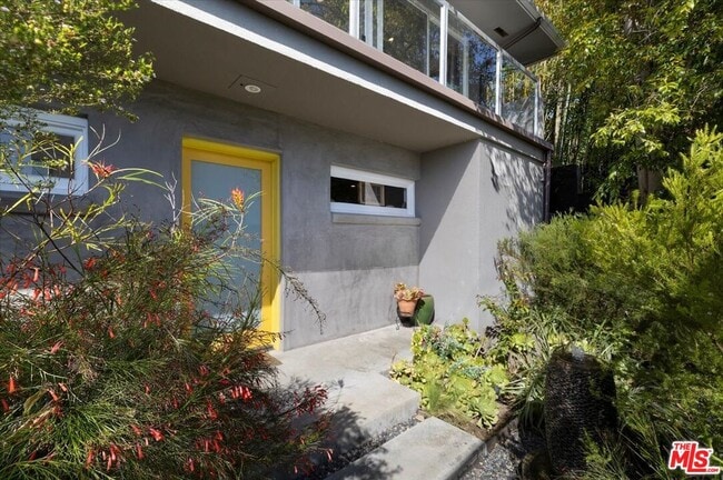 8809 Appian Way in Los Angeles, CA - Building Photo - Building Photo