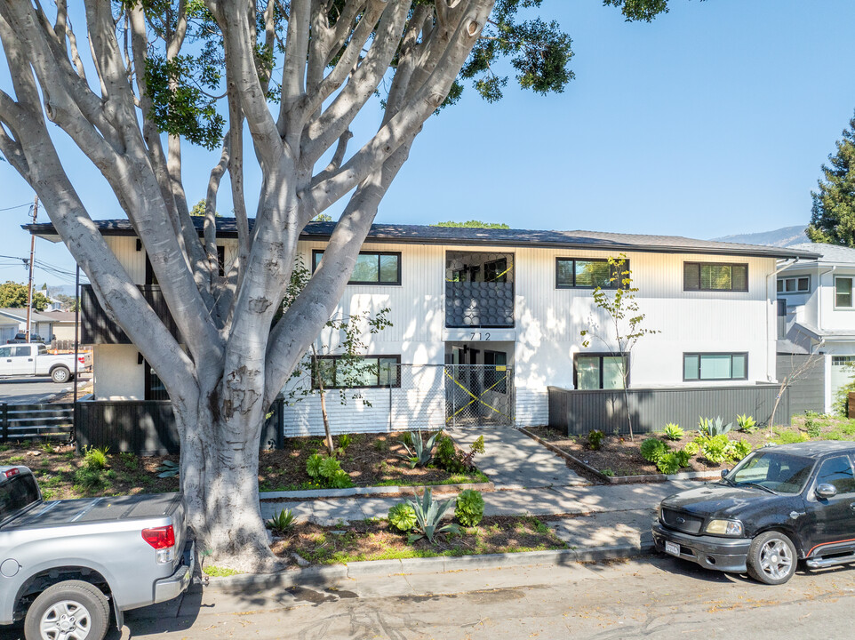 712 W Anapamu St in Santa Barbara, CA - Building Photo