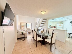 10233 NW 9th St Cir in Miami, FL - Building Photo