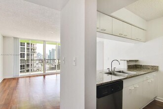1756 N Bayshore Dr, Unit 39O in Miami, FL - Building Photo - Building Photo