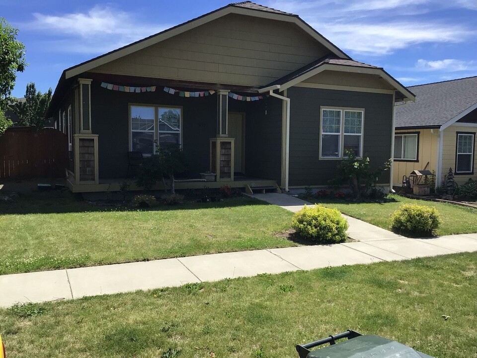 3059 Yellow Ribbon Drive in Bend, OR - Building Photo