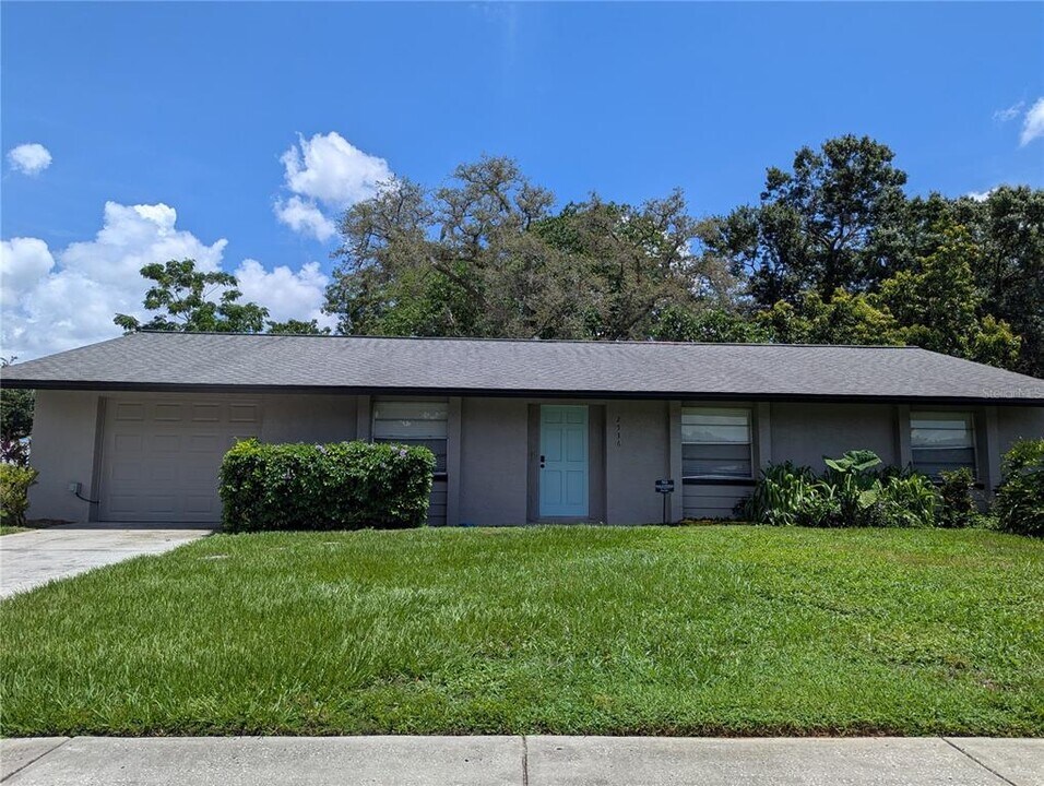 2536 Ridge Top Way in Valrico, FL - Building Photo