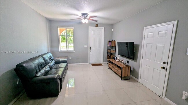16562 SW 71st Ter in Miami, FL - Building Photo - Building Photo