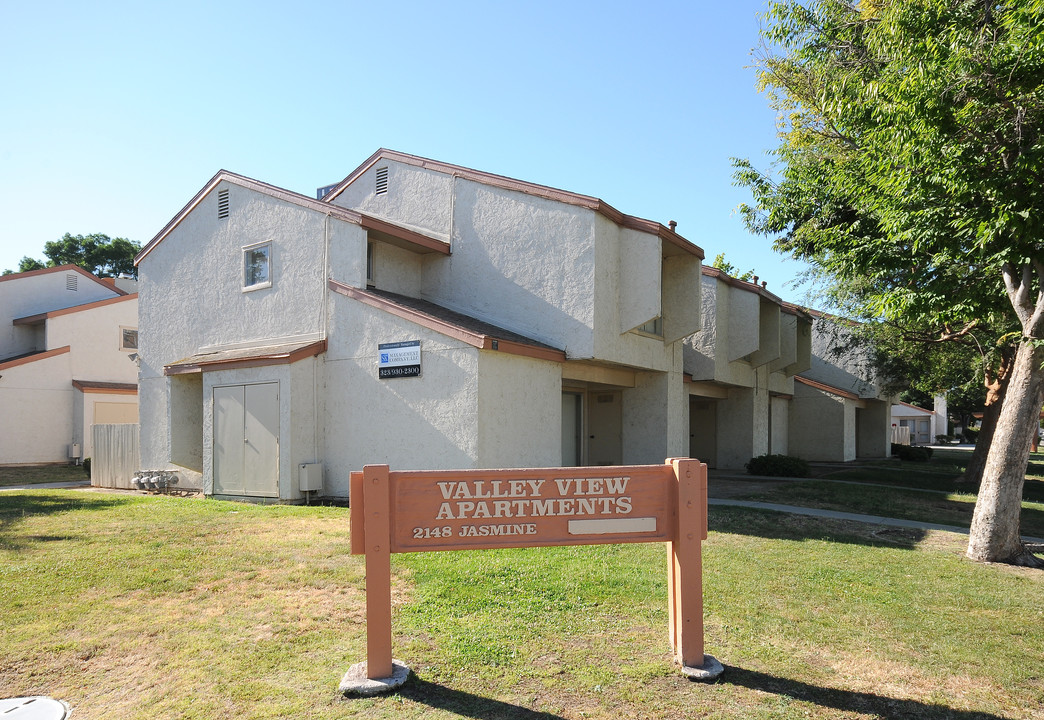 Valley View Apartments in Delano, CA - Building Photo