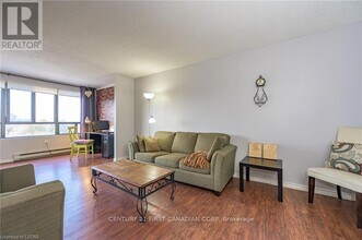 135-135 Base Line Rd W in London, ON - Building Photo - Building Photo