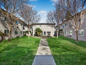 Park Place at Saticoy in Van Nuys, CA - Foto de edificio - Building Photo