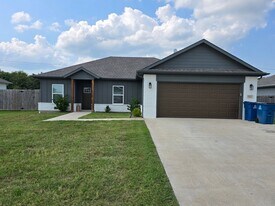 3832 Skylane Ave in Corsicana, TX - Building Photo
