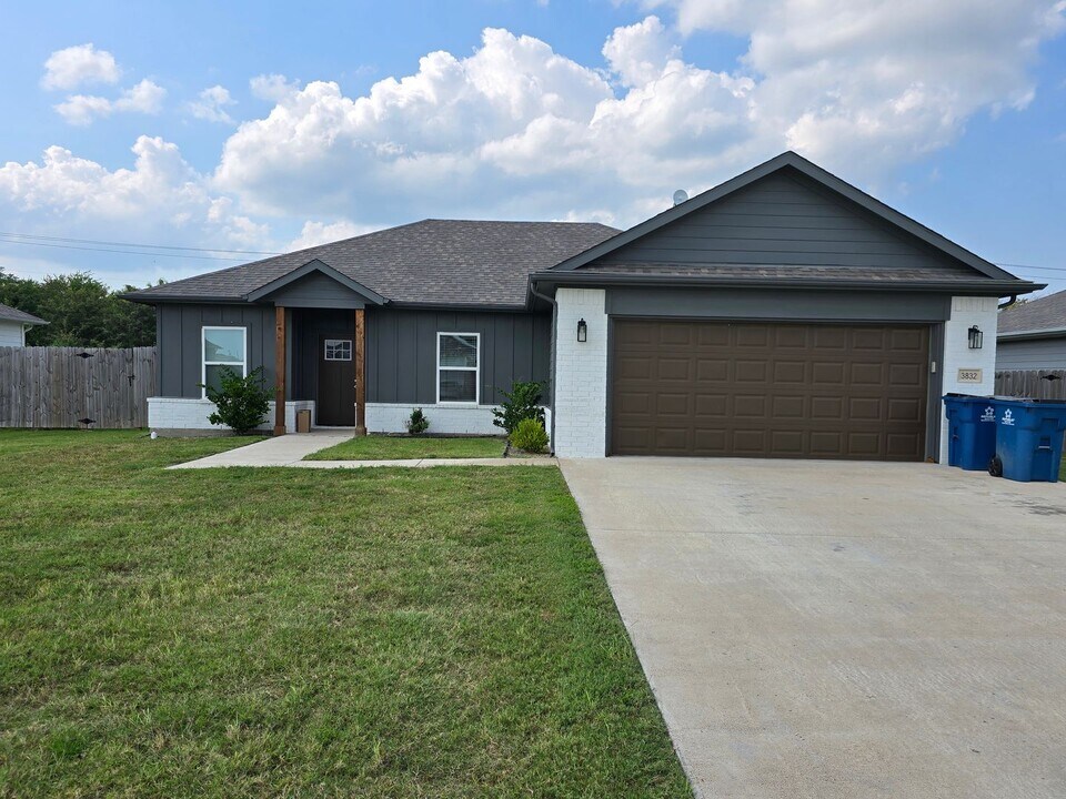 3832 Skylane Ave in Corsicana, TX - Building Photo