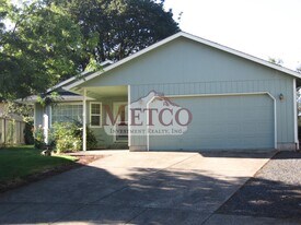 488 S 70th St in Springfield, OR - Building Photo