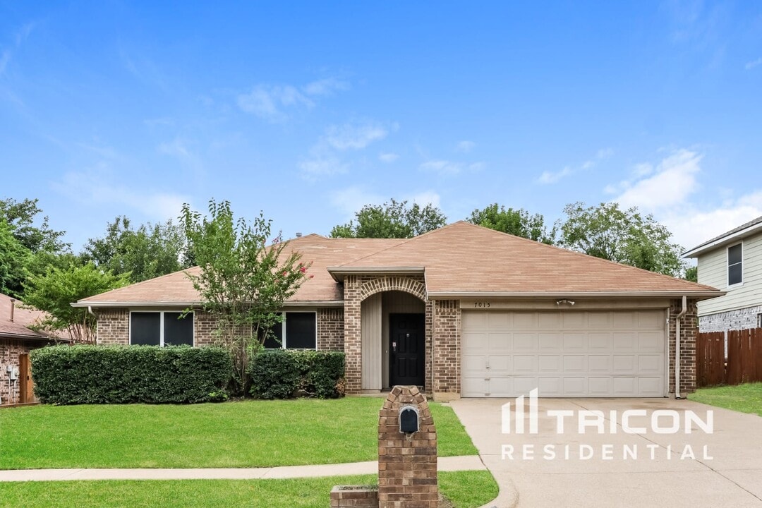 7015 Escondido Dr in Arlington, TX - Building Photo