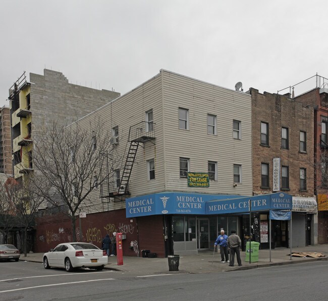 121 Graham Ave in Brooklyn, NY - Foto de edificio - Building Photo