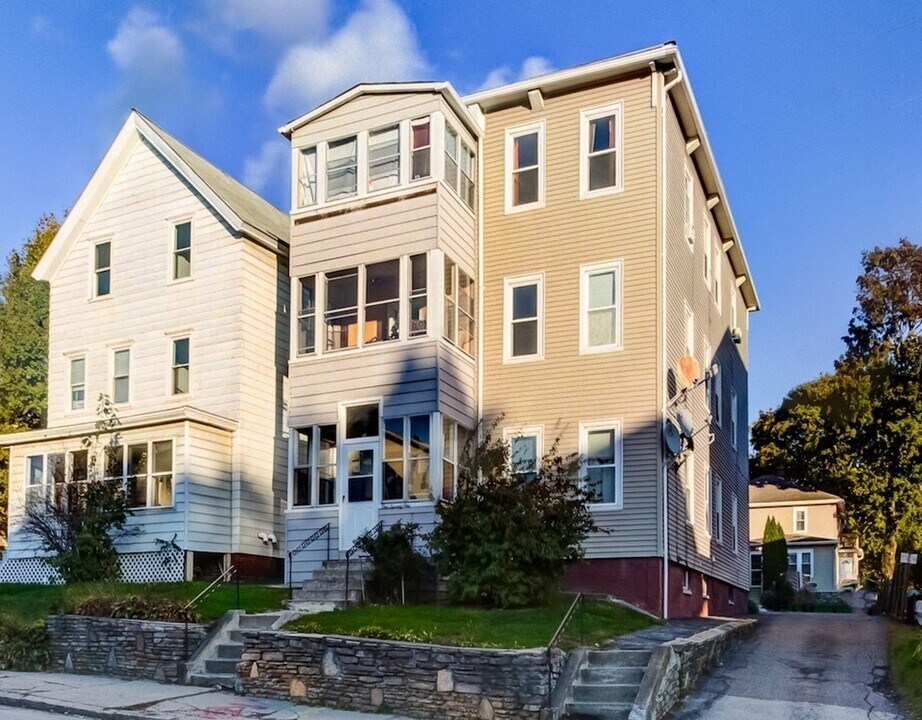 171 Vernon St in Worcester, MA - Building Photo