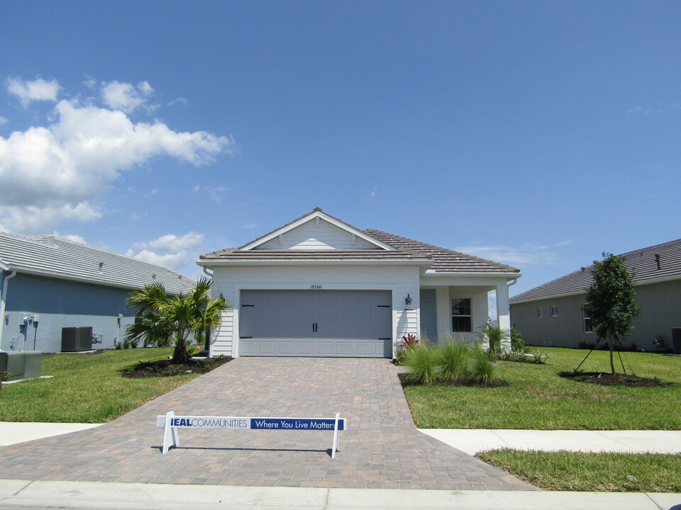 18300 Vizcaya Ct in Venice, FL - Building Photo