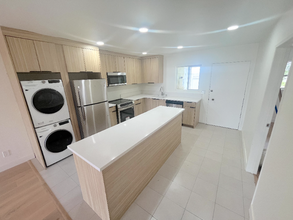 2525 Beverley Ave in Santa Monica, CA - Building Photo - Building Photo