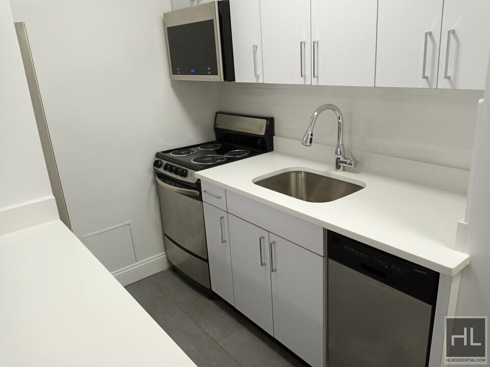 WEST 73 STREET in New York, NY - Building Photo