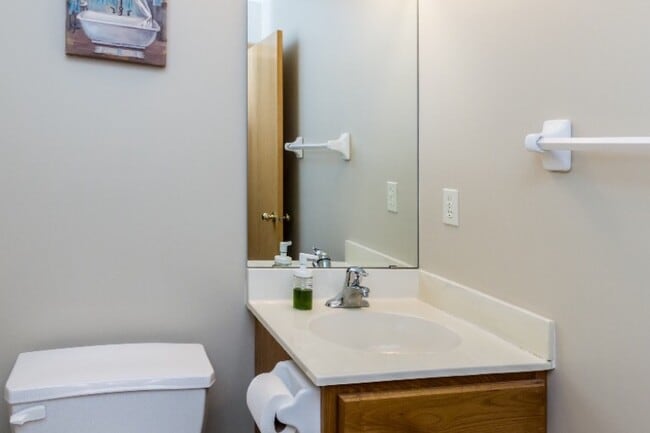 6382 13th St N in Oakdale, MN - Foto de edificio - Building Photo