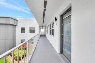 422 Normandy Ln in Delray Beach, FL - Building Photo - Building Photo