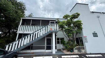 2646 Polk St, Unit 2 in Hollywood, FL - Building Photo