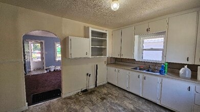 1015 N Tenth St in Salina, KS - Building Photo - Building Photo