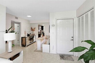 7560 SW 82nd St in Miami, FL - Building Photo - Building Photo