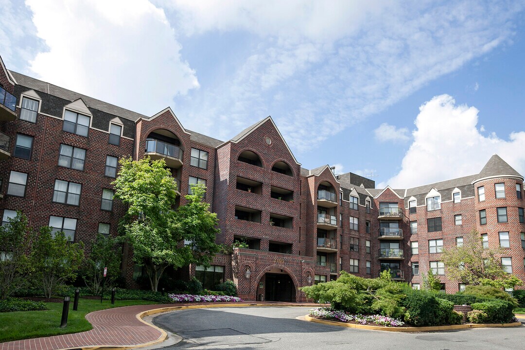 2100 Langston Blvd, Unit 301 in Arlington, VA - Foto de edificio