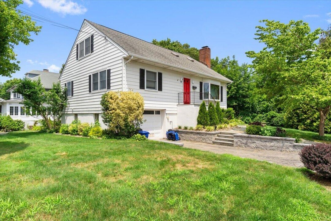 302 Grant Terrace in Mamaroneck, NY - Building Photo