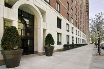 300 Rector Pl in New York, NY - Building Photo - Building Photo
