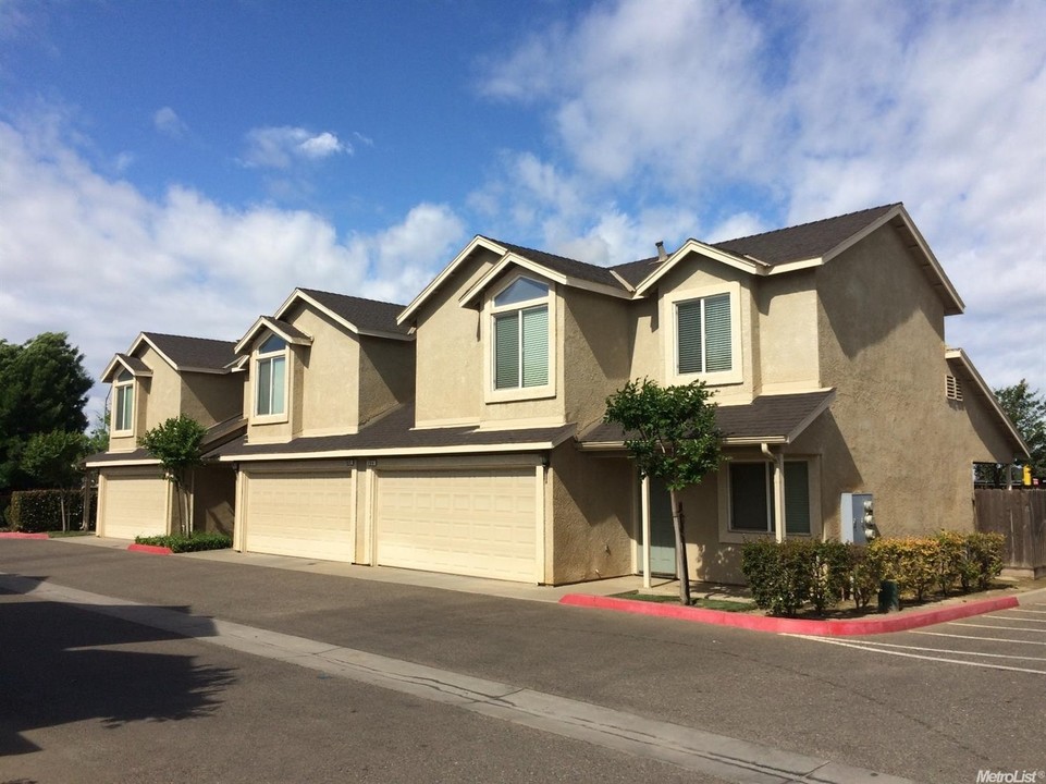 105 Palm Park Way in Chowchilla, CA - Foto de edificio