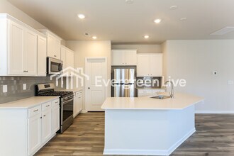 302 Willow Wynter Ln in Taylors, SC - Building Photo - Building Photo