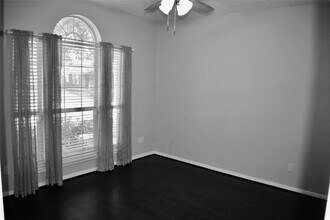 21559 Kings Bend Dr in Kingwood, TX - Foto de edificio - Building Photo