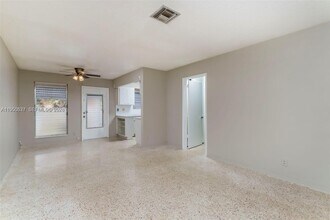 2215 Jackson St in Hollywood, FL - Building Photo - Building Photo