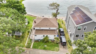 105 Sunset Beach Rd in Branford, CT - Foto de edificio - Building Photo