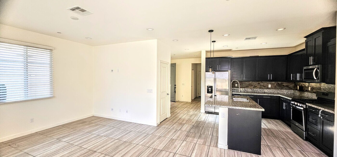 4121 Mission Tree Way in Oceanside, CA - Foto de edificio
