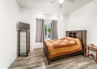 5206 Topeka Dr in Los Angeles, CA - Building Photo - Building Photo
