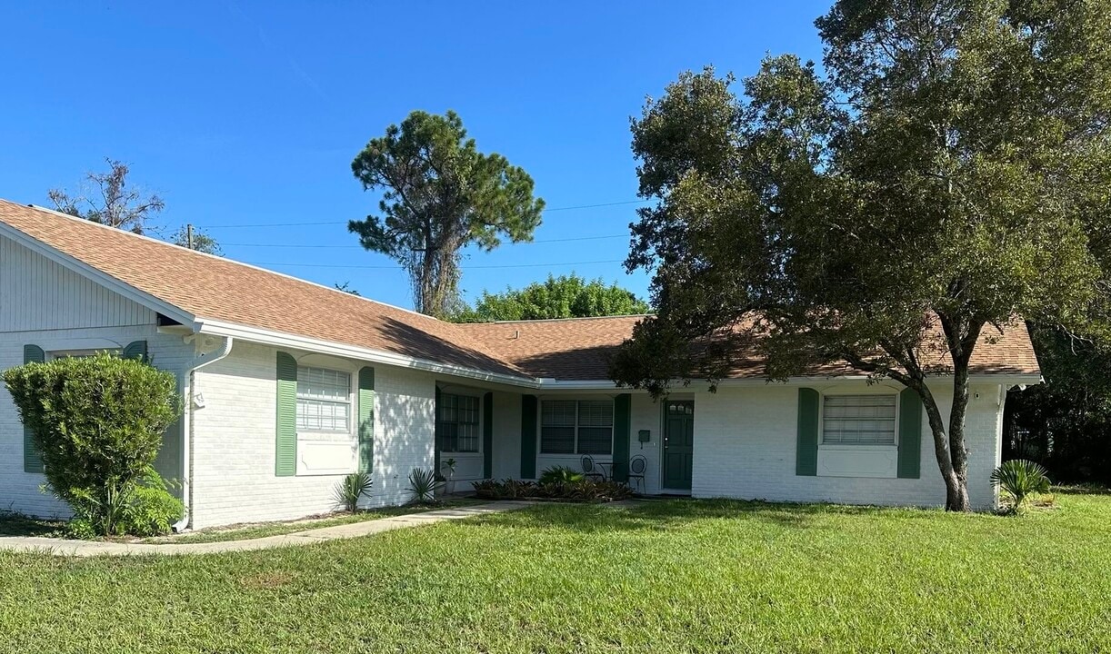 142 Lullwater St, Unit A in Deltona, FL - Foto de edificio