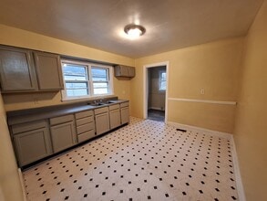 4848 Brenda Dr in Louisville, KY - Foto de edificio - Building Photo