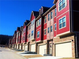 2834 W Lakewood Dr in Fayetteville, AR - Building Photo